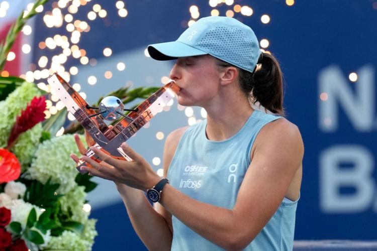 Swiatek beats Rybakina in Toronto to win first WTA Tour title of the year