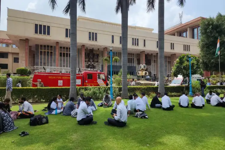 Bomb threat at Delhi High Court ; 4 other locations, nothing suspicious found so far