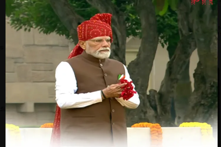 On the 80th Independence Day, PM Modi visited Rajghat and paid tribute to Mahatma Gandhi.