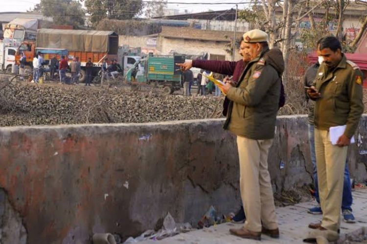 Bloodied body of an unidentified man found near a school in West Delhi
