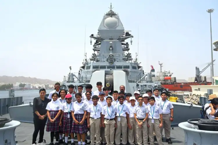 Over 200 students visit Indian warship berthed at Oman port