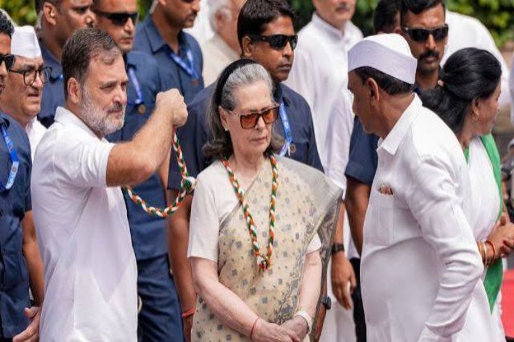 Vande Mataram incident: Delhi Police investigating complaint against Sonia, Rahul