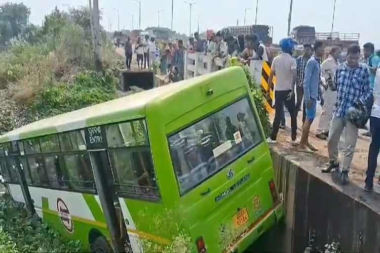 Bhubaneswar: Bus skids off road and falls into paddy field, 30 passengers injured