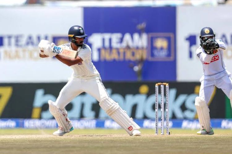 India set a target of 372 runs for Sri Lanka to win.