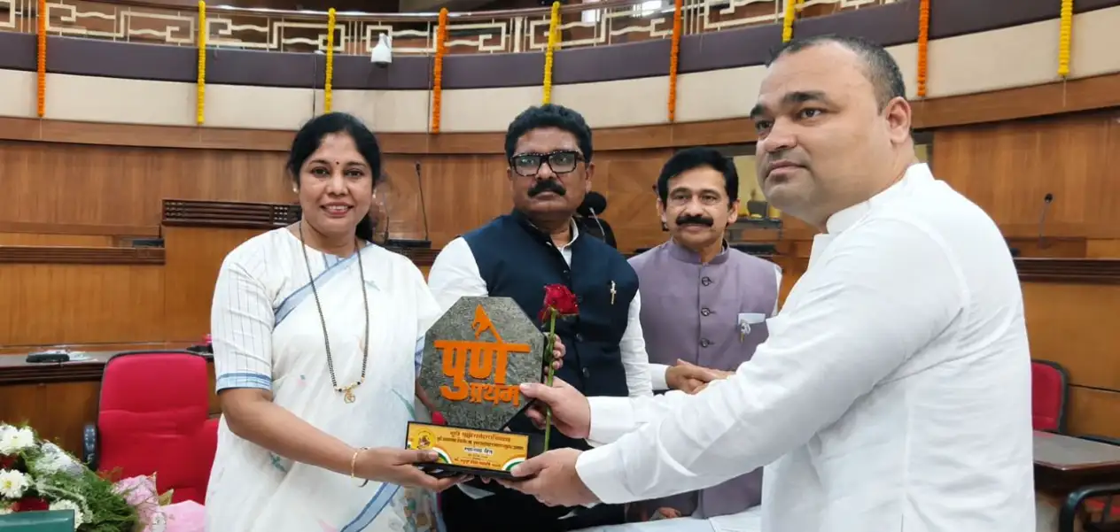 Pune: Municipal Corporation honors Khisal Jafri for distributing free oxygen and scholarships.