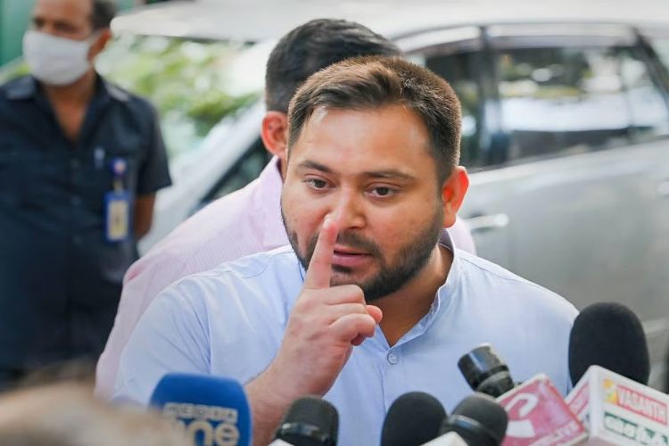 RJD marches under Tejashwi's leadership, will submit memorandum 