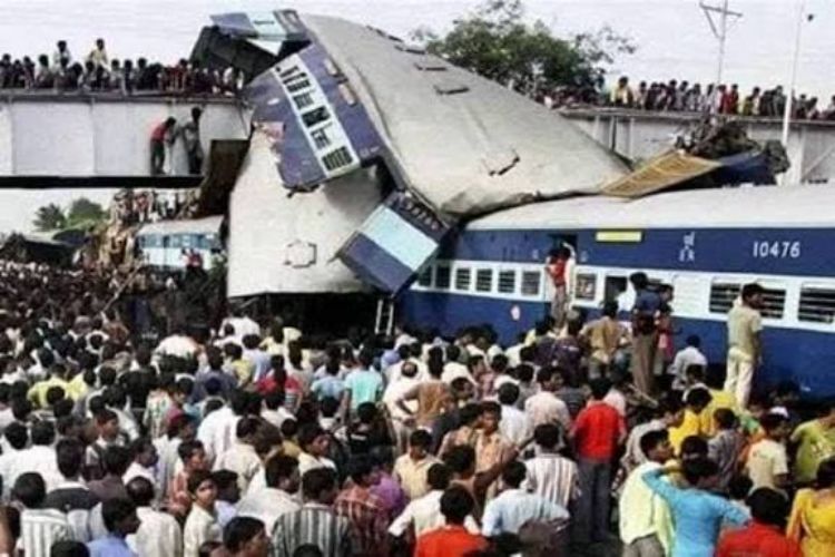 August 20: A head-on collision between two trains kills over 250 people.