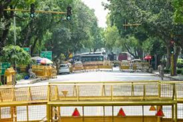 Jewellery worth Rs 2 crore stolen from Karol Bagh car after breaking its window