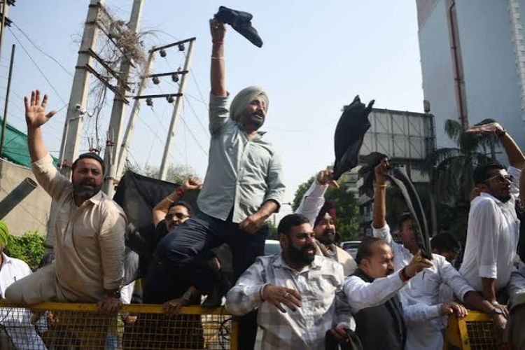 Congress workers in Gurugram showed black flags to Haryana Chief Minister Saini.
