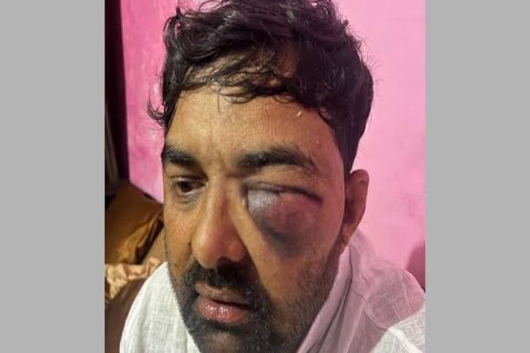 Meerut: Eight policemen, including the Civil Lines station in-charge, were arrested for assaulting SP leaders.