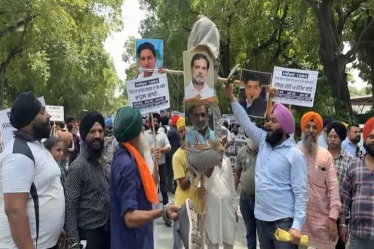 Sikhs protest outside Rahul Gandhi's residence against calling Sajjan Kumar a 'hero'