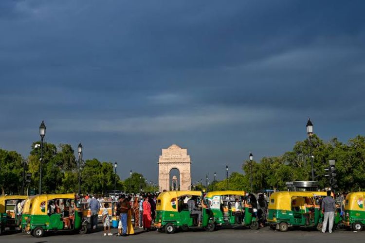Light rain in Delhi, minimum temperature 27.8 degrees Celsius