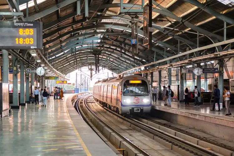 Delhi: Woman constable saves minor girl from attempting suicide at Hauz Khas Metro station
