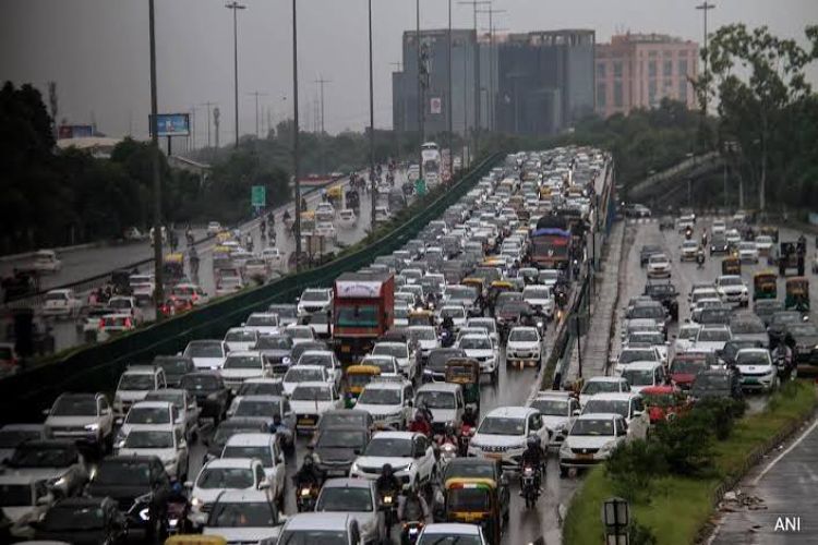 Rain in Delhi disrupts traffic, waterlogging in many areas; heavy rain alert issued