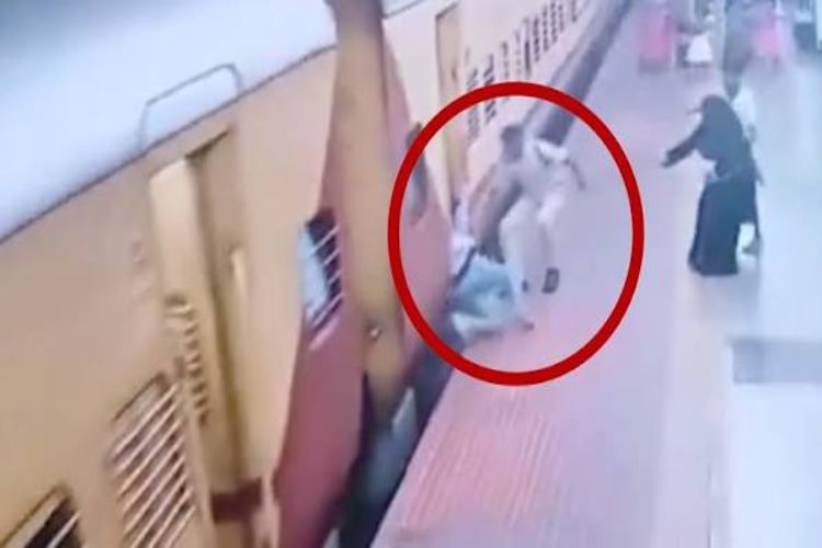 Woman constable stops 16-year-old girl from jumping in front of train