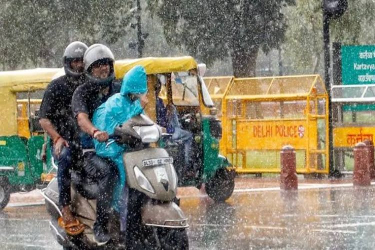 Heavy rain lashes Delhi; IMD issues 'red' and 'orange' alerts