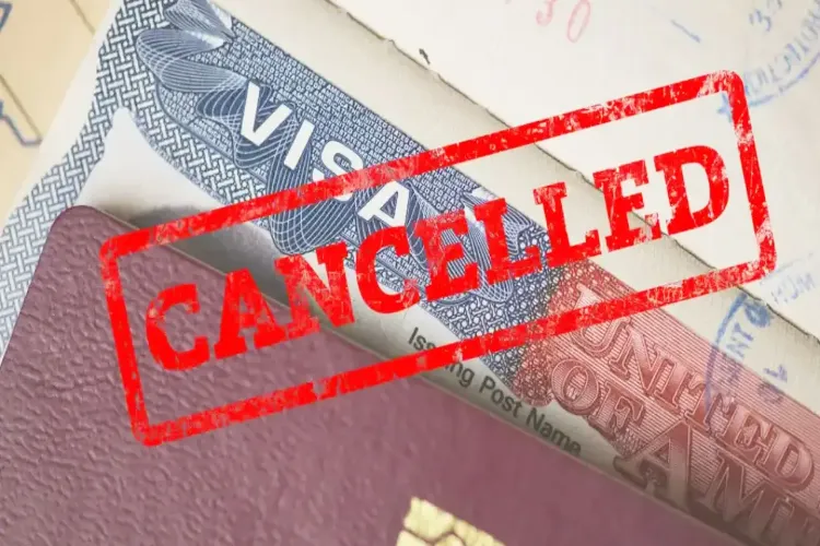 US prepares to revoke visas of up to 200,000 asylum seekers.