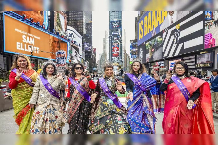 Indian expatriate women showcase the diversity of sarees at Times Square