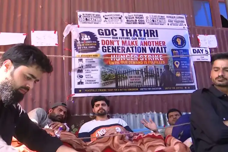 J-K: Youths intensify hunger strike in Doda over immediate construction of long-pending GDC Thathri building