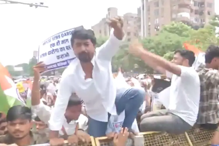 Bihar: Students break barricades during march to Raj Bhavan, demand cancellation of 70th BPSC exam