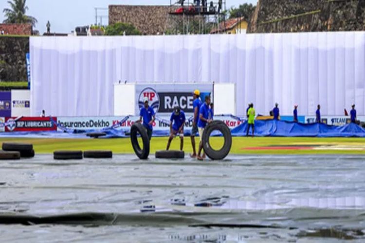 The start of the second session of the third day was delayed due to rain.