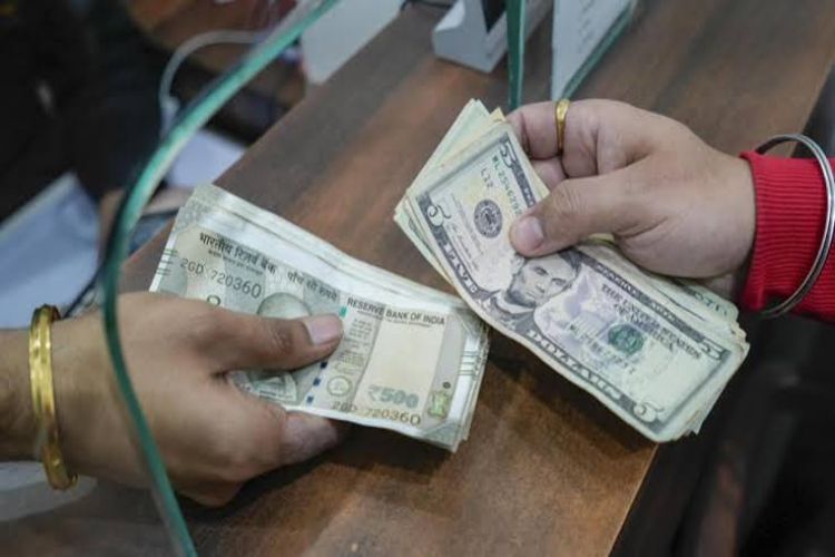 Rupee falls 11 paise to 95.55 per dollar
