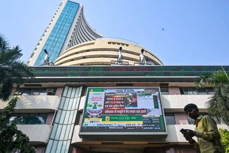 Domestic markets remain under pressure due to rising oil prices; Sensex closes marginally lower