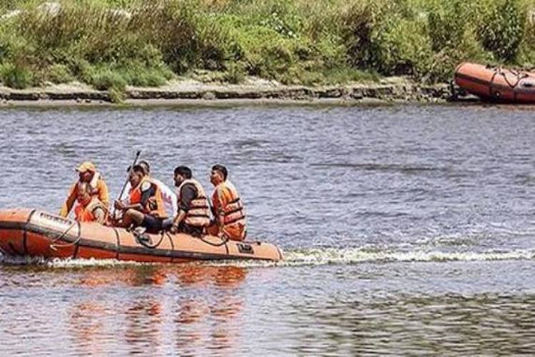 Army boat capsizes in Yamuna at Hathinikund Barrage, rescue workers search for two missing soldiers