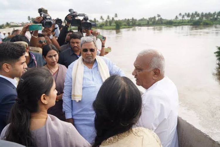 Chief Minister instructed the administration to deal with floods