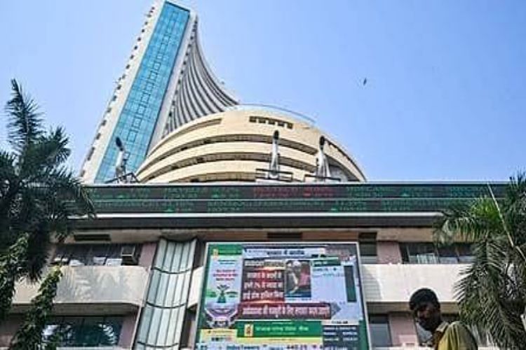 Stock market falls as tensions continue in West Asia, Sensex falls 383 points