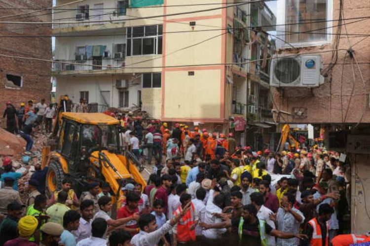 Delhi building collapse: Students collect food, essentials for rescue teams