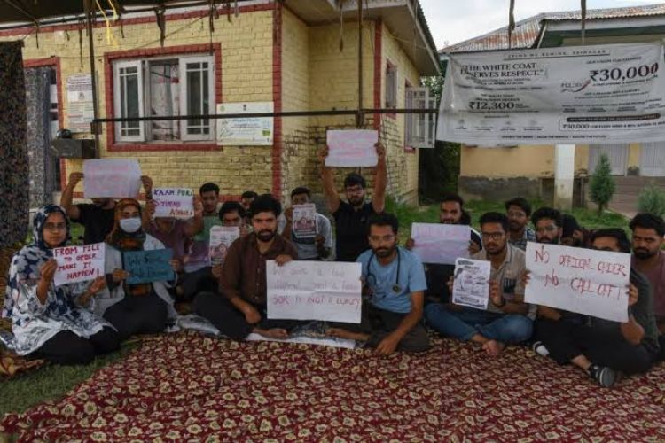 SKIMS in Srinagar issues notice to striking medical trainees