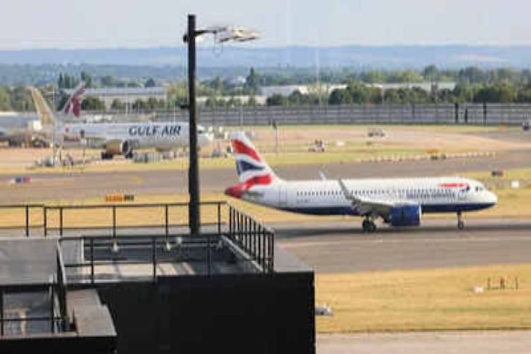 Over 1,000 flights cancelled in Britain due to air traffic control system failure