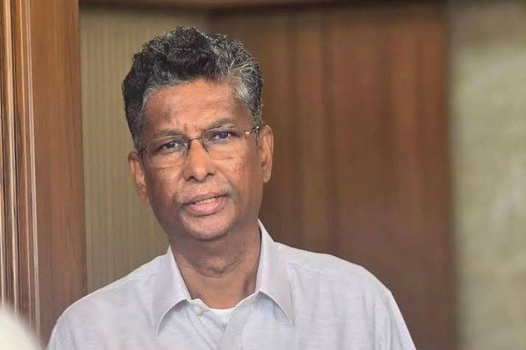 ED raids premises linked to Karnataka PWD Minister Satish Jarkiholi and his MP daughter