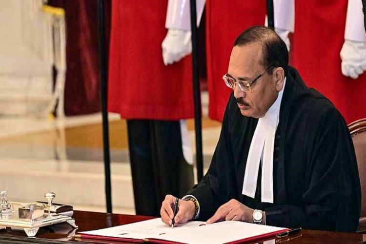 How did the Executive Magistrate dare to issue notice to the student involved in the protest: Court