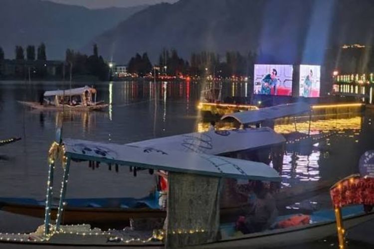 Floating cinema on Dal Lake, film screenings at IFFJK attract audiences
