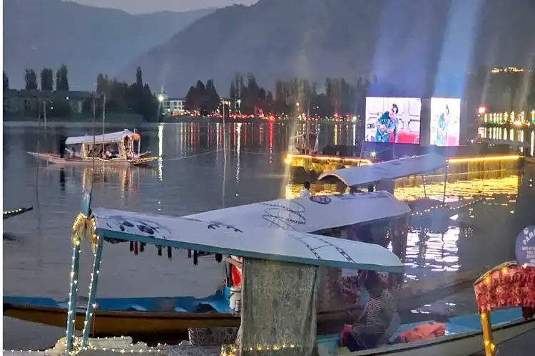 Floating cinema draws huge crowds as IFFJK brings cinema to Dal Lake