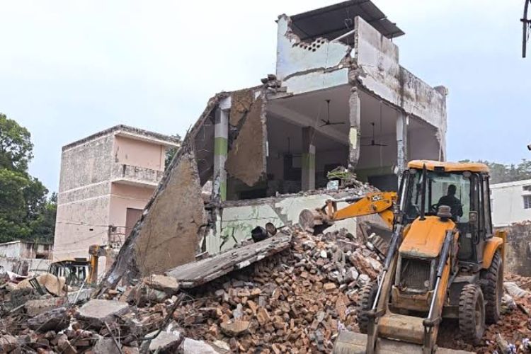 the petition against the demolition of a nearby building.