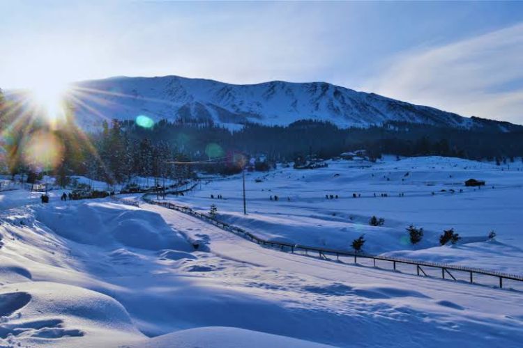 Kashmir: Gulmarg and Gurez receive season's first snowfall