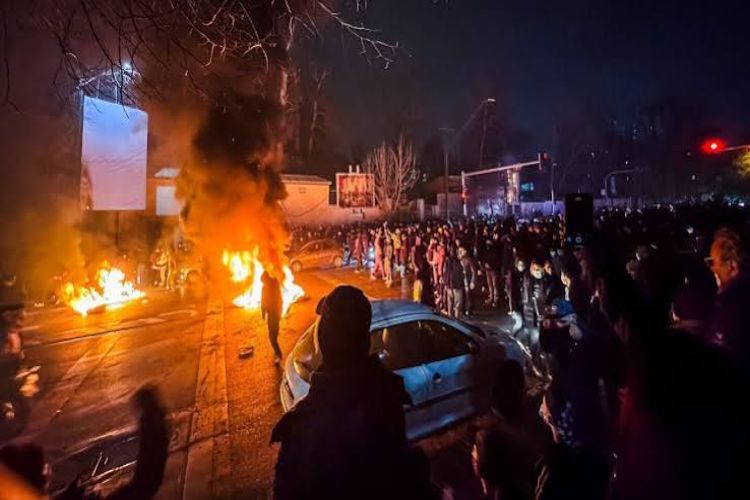 Thousands of citizens gathered in the largest demonstration since the war began in Iran.