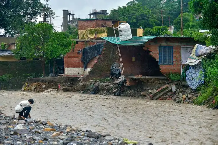 Heavy rain triggers landslides, flash floods across Keralam; families evacuated in Idukki