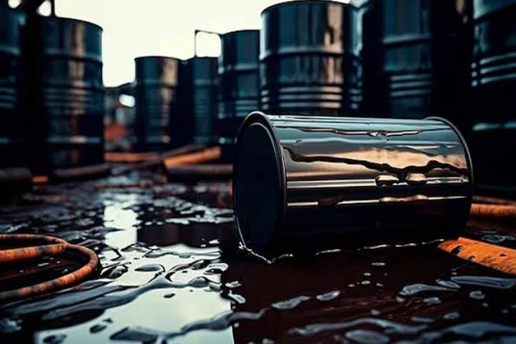 Crude oil futures fall to Rs 9,085 per barrel on weak global cues