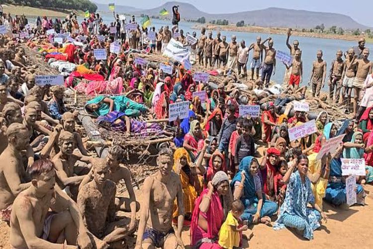 Irrigation Project increased pressure on the administration with 'Mitti Satyagraha'.