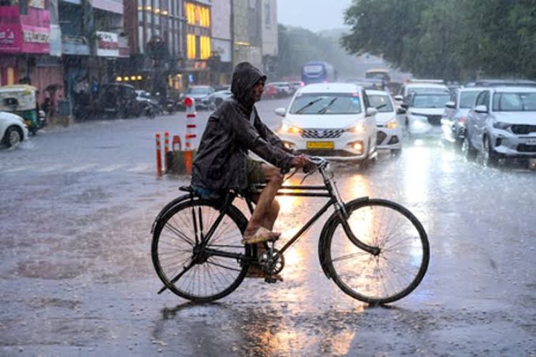 Heavy rains lash Odisha as deep depression approaches coast, 3,500 evacuated