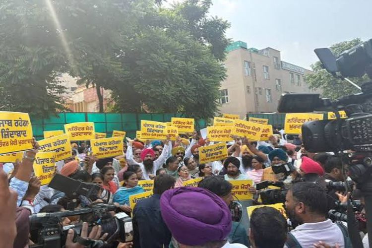 AAP protests outside GMADA office in Mohali amid ED searches