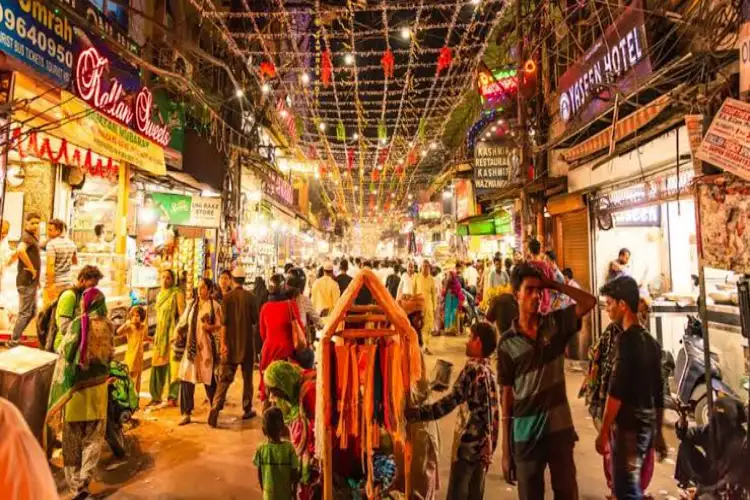 Festive shopping set to become more AI-led, last-minute as consumer budgets rise: Report