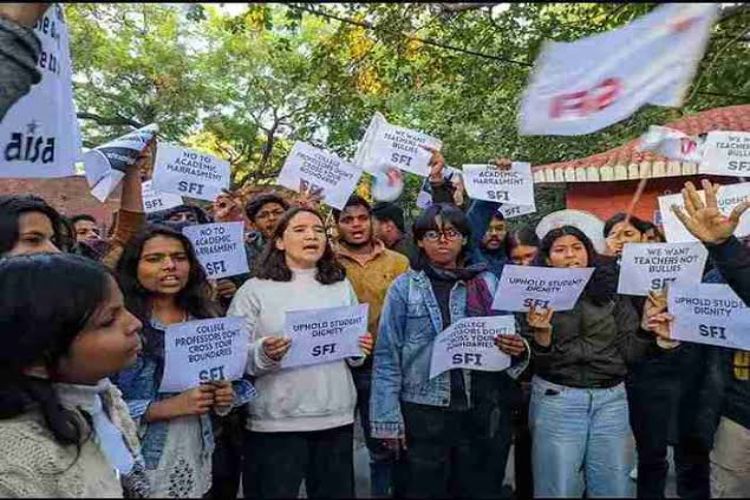 SFI marches in Delhi University to protest against crimes against women