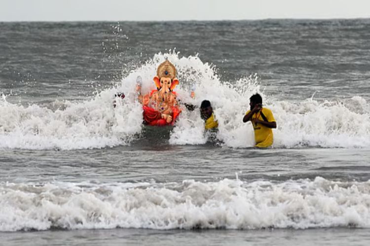 Mumbai's famous Ganpati idols reach the beach after a 21-hour immersion journey
