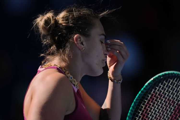 Sabalenka loses in straight sets, Djokovic beats Zverev