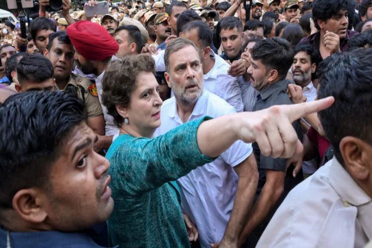 FIR against Rahul, Priyanka for 'attacking' policemen and 'obstructing government work'